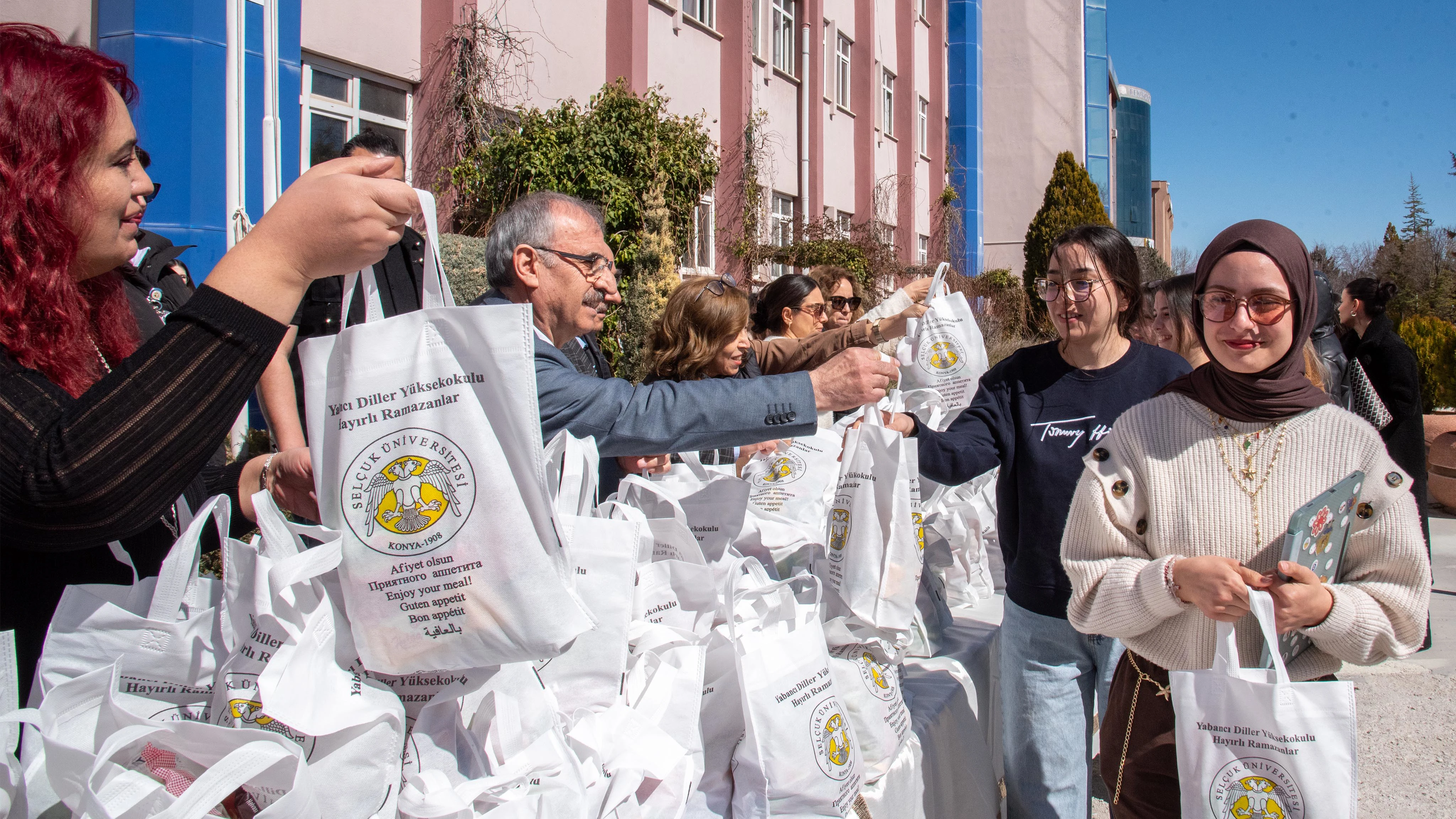 Selçuk Üniversitesinde geleneksel iftariyelik dağıtımı